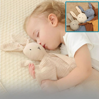 doudou-lapin-un-bebe-qui-dort-profondement-avec-son-doudou-lapin-beige