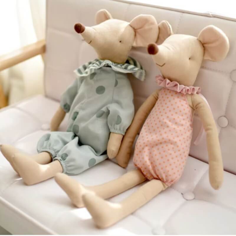 doudou-souris-avec-des-vetements-tres-mignons-rose-et-vert-pastel