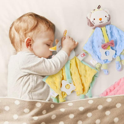 un-bébé-qui-dort-dans-son-lit-avec-ses-doudous-vache-et-lion