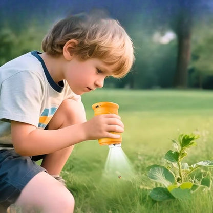 enfant découvre le monde avec son microscope enfant