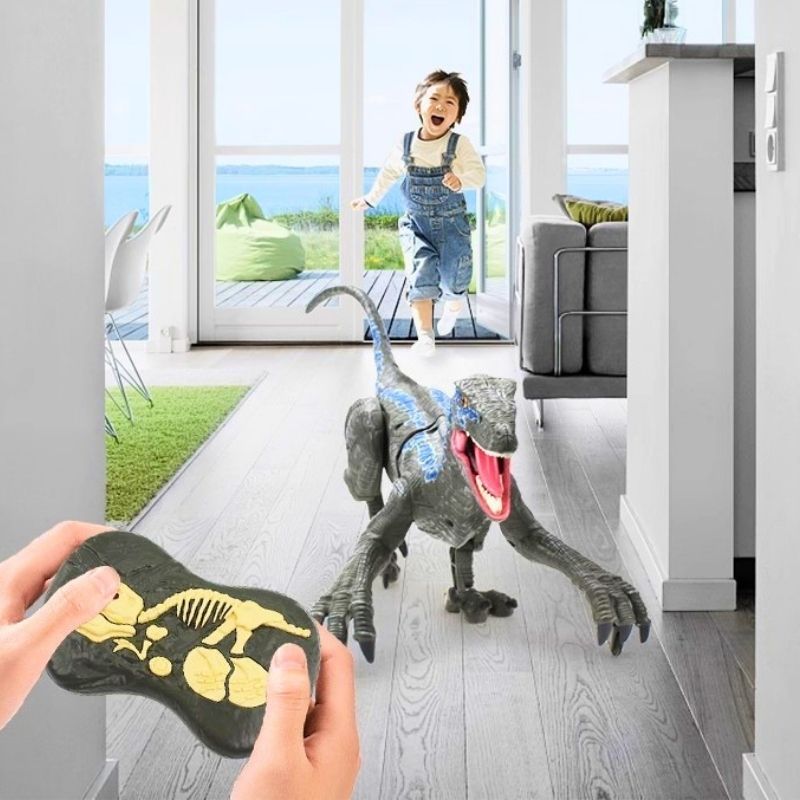 enfant ravi de son jouet dinosaure télécommandé dans la cuisine