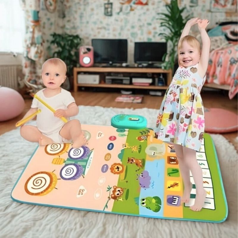 enfants heureux se développent avec leur tapis d'éveil imperméable