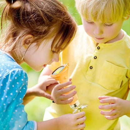 enfants observent une fleur avec leur nouveau microscope enfant jaune