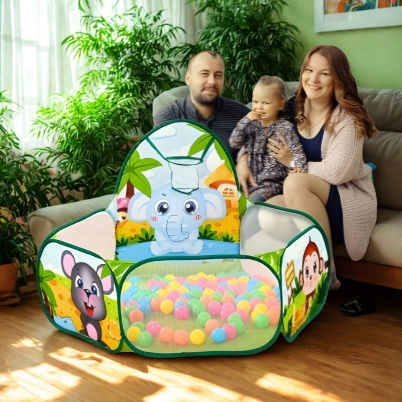 famille heureuse de leur piscine a balle animaux