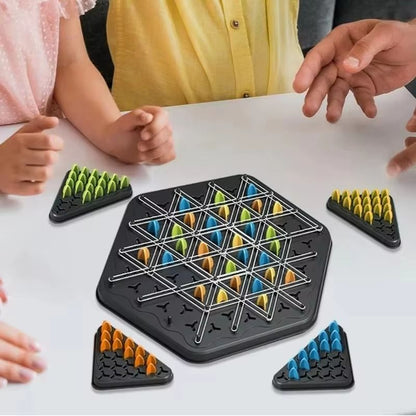 famille jouant au jeu de société élastique et pions