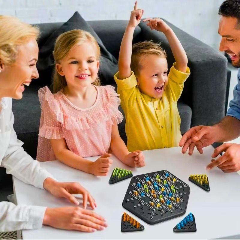 famille qui joue à un jeu de société élastique plateau noir