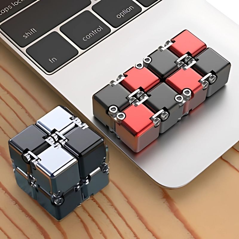 2-cubes-métalliques-sur-un-clavier-d'ordinateur