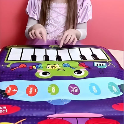 fille 10 ans joue piano sur tapis d'éveil violet