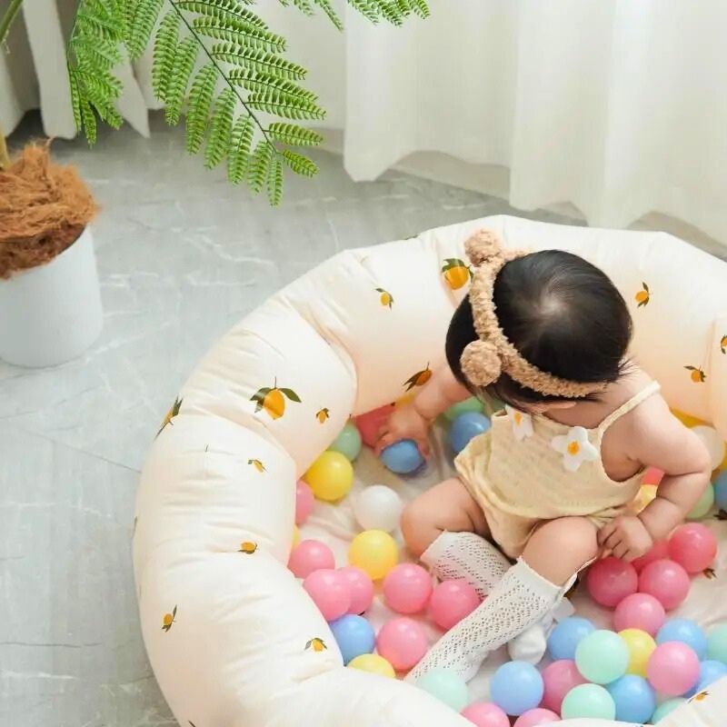 fille 18 mois joue dans sa piscine a balle bebe ronde