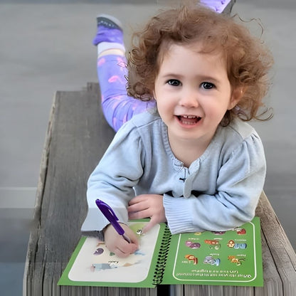 fille 3 ans fait un dessin facile avec livre coloriage à l'eau