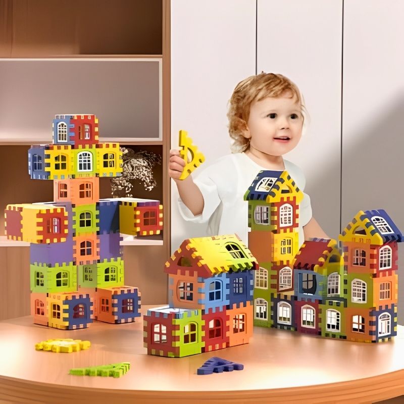 fille 4 ans heureuse avec son jeu de construction coloré