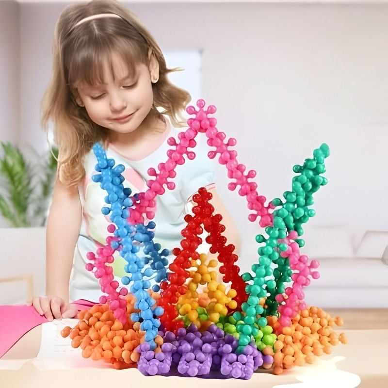 fille 5 ans fière de sa création avec son jeu de construction