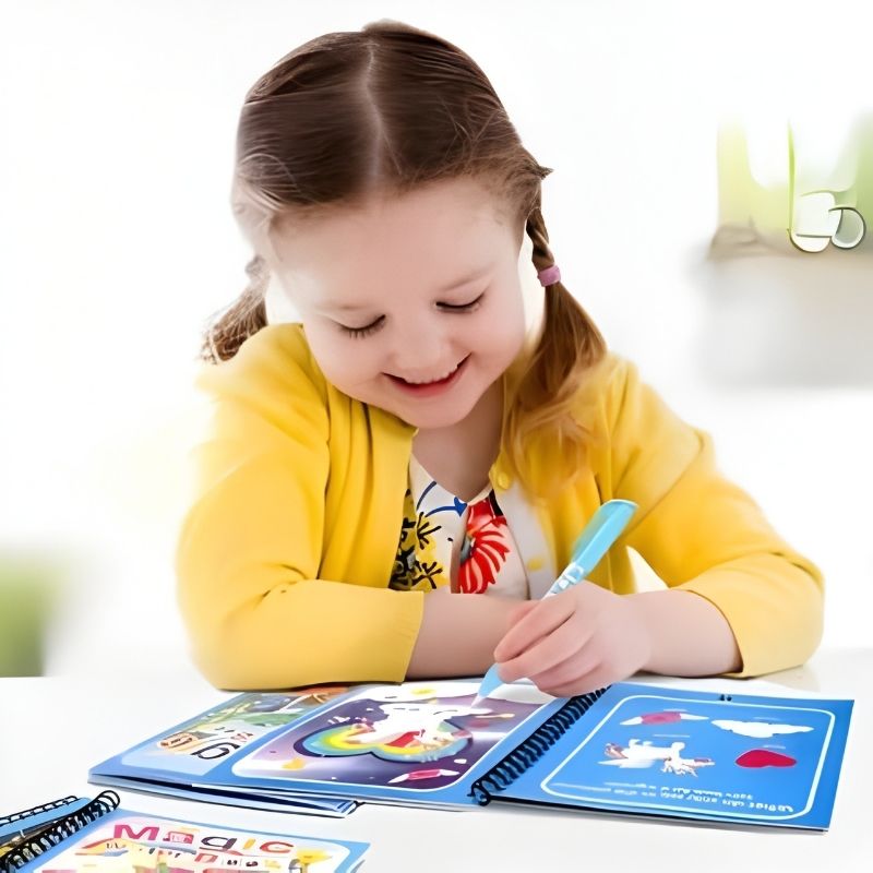 fille 5 ans s'amuse faisant du dessin facile de coloriage à l'eau