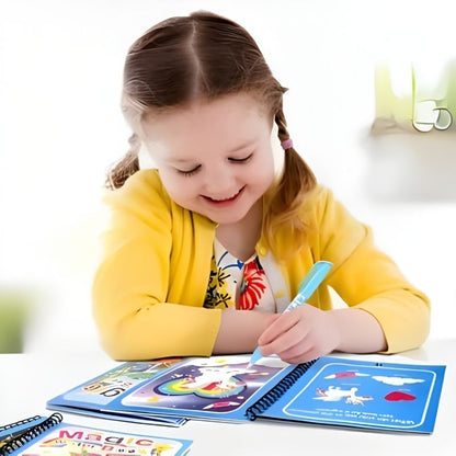 fille 5 ans s'amuse faisant du dessin facile de coloriage à l'eau