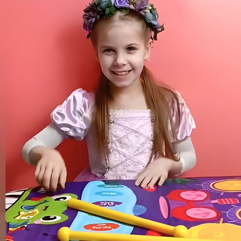 fille 8 ans joyeuse jouant avec un tapis d'éveil musical