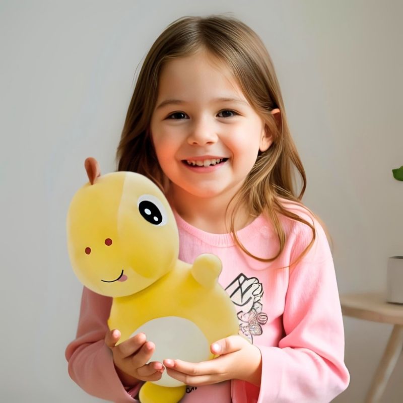 fillette 5 ans heureuse avec peluche avec peluche dinosaure