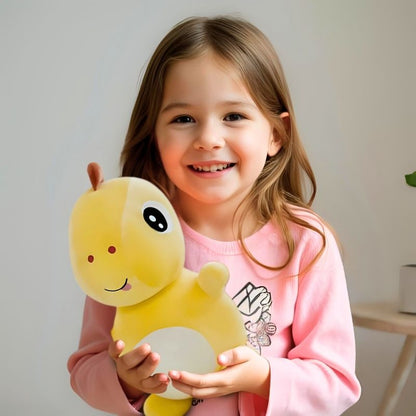 fillette 5 ans heureuse avec peluche avec peluche dinosaure
