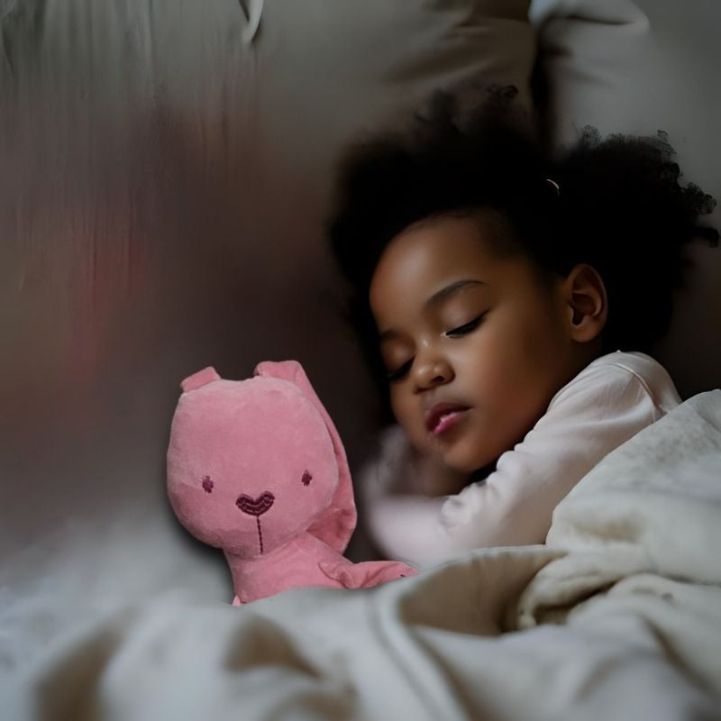 fillette de 4 ans fait la sieste avec peluche lapin