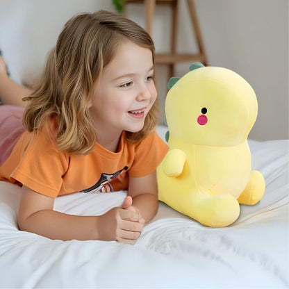fillette de 4 ans heureuse avec sa peluche dinosaure jaune
