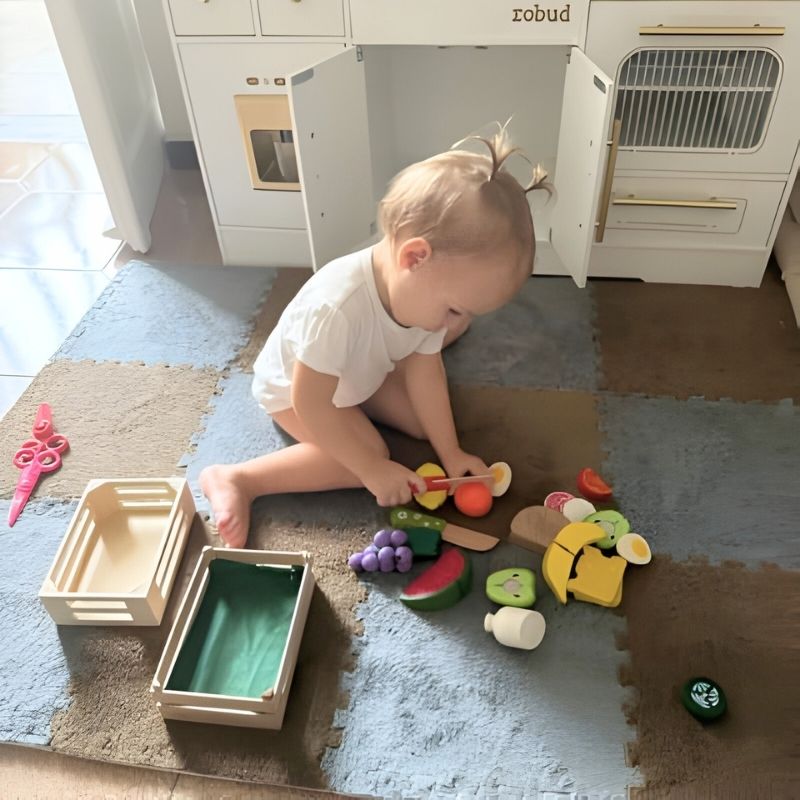 fillette heureuse jouant confortablement sur son tapis puzzle duveté