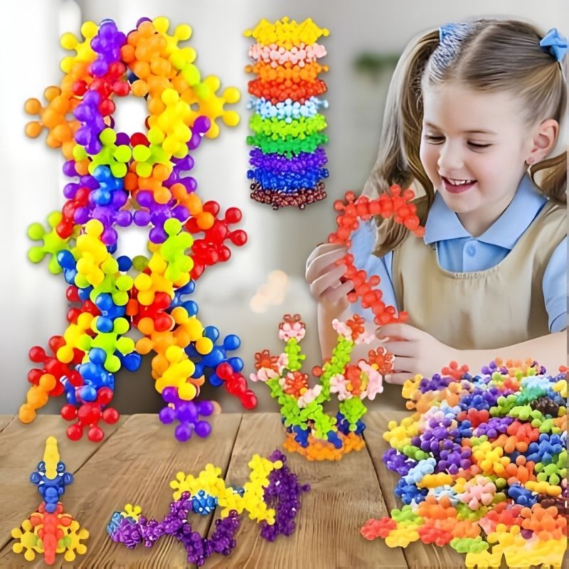 fillette joyeuse et fière de ses créations jeu de construction