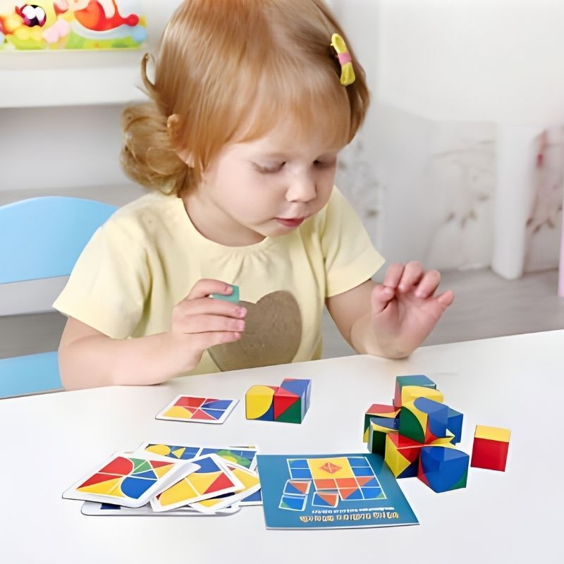 fillette rousse 4 ans joue a un puzzle en bois