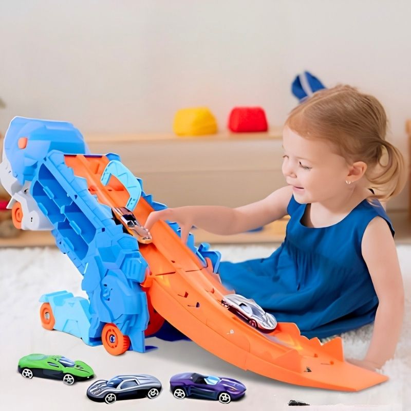 fillette rousse 4 ans joue aux voitures avec son camion jouet bleu