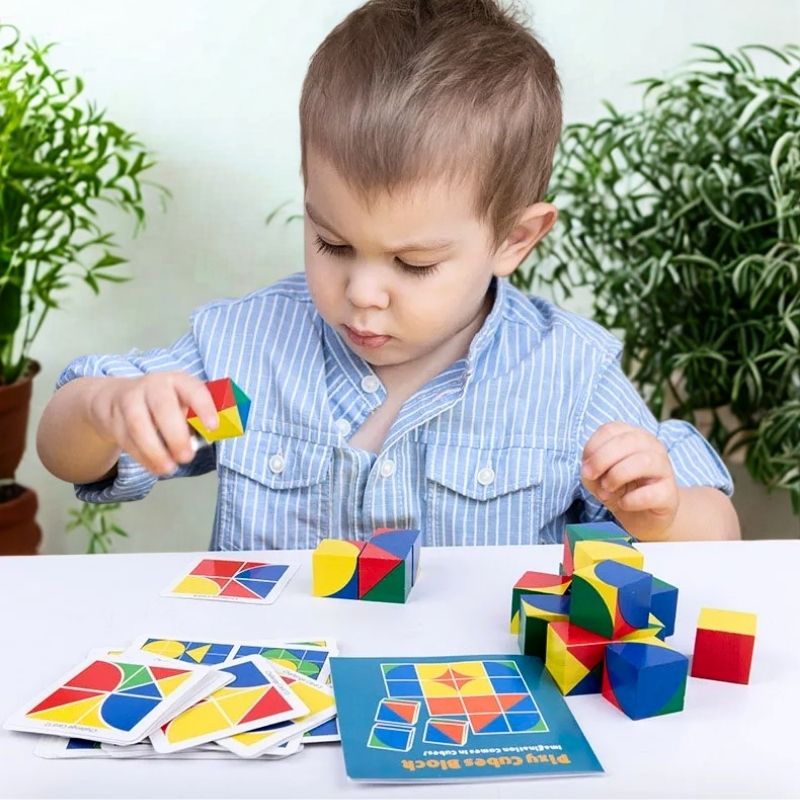 garçon 4 ans fait un puzzle en bois