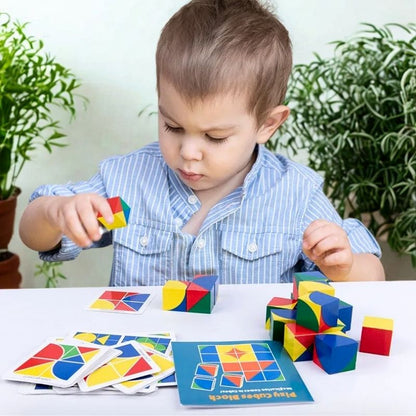 garçon 4 ans fait un puzzle en bois