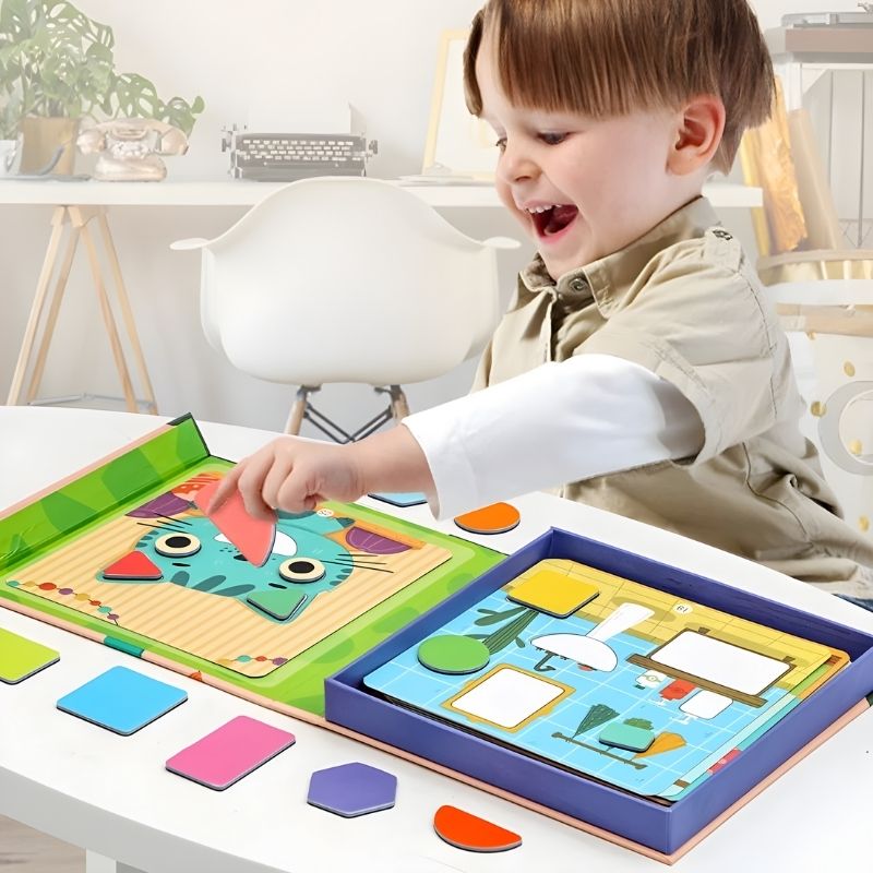 garçon 4 ans heureux de jouer avec son puzzle magnétique