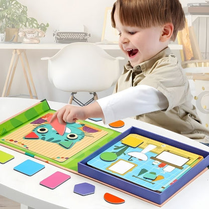 garçon 4 ans heureux de jouer avec son puzzle magnétique