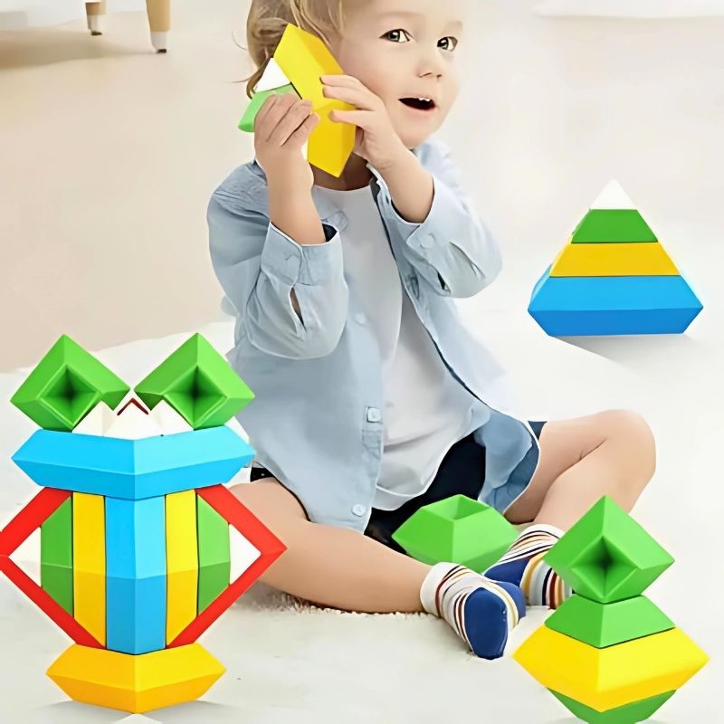 garçon 4 ans joyeux de son nouveau jeu de construction
