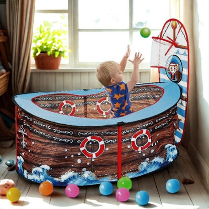 garçon jouant dans sa piscine a balle bebe bateau pirate