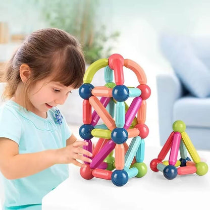 une-fillette-joue-au-blocs-de-construction-dans-le-salon