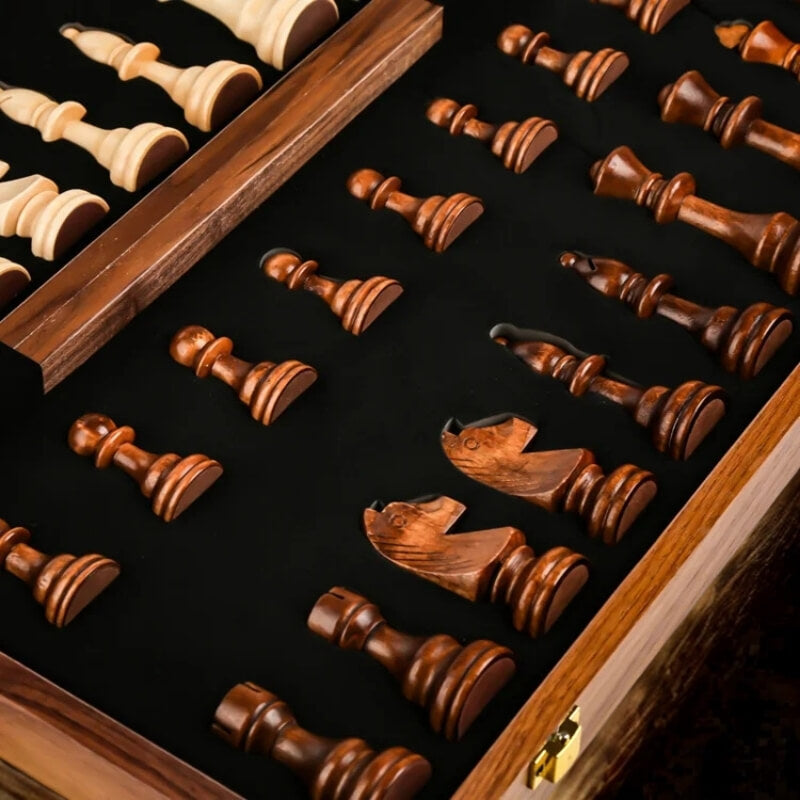 l'intérieur-d'un-jeu-d'échec-en-bois-en-velour-où-chaque-pièce-à-sa-place