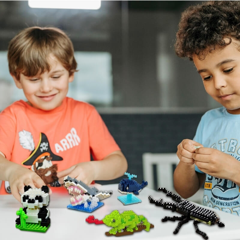 des-enfants-jouent-avec-leurs-figurines-d'animaux-à-une-table