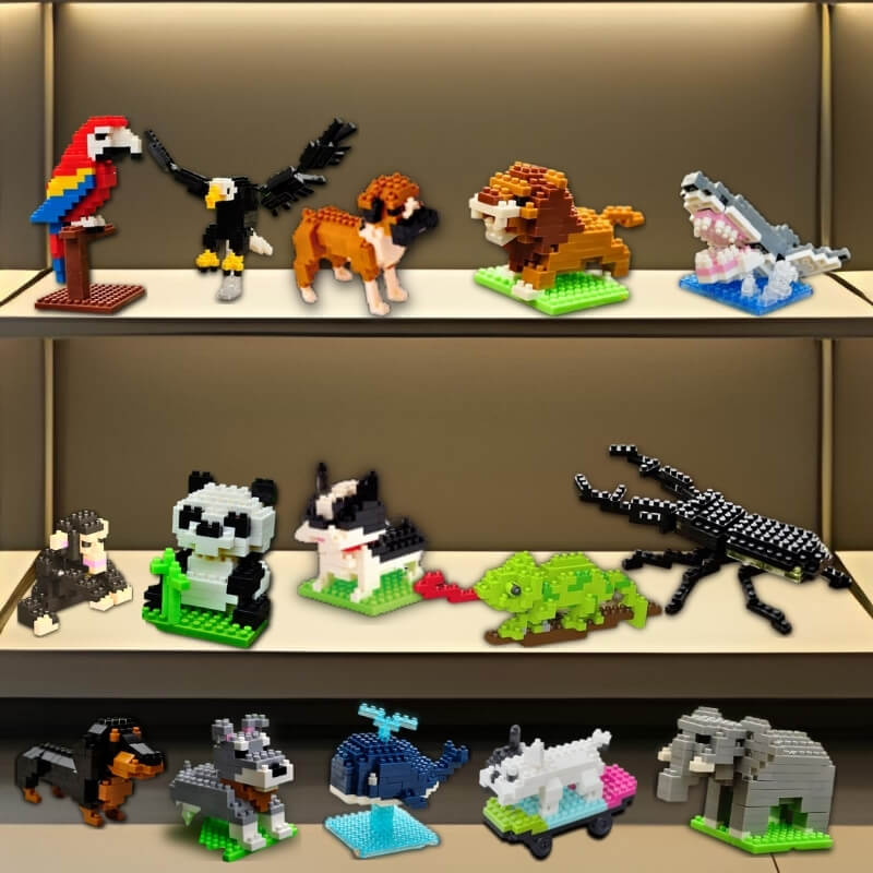des-figurines-animales-disposées-sur-des-tablettes-en-bois-avec-éclairage