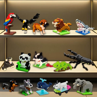 des-figurines-animales-disposées-sur-des-tablettes-en-bois-avec-éclairage