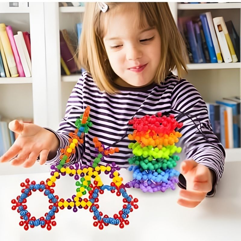 jeu de construction enfant 5 ans joyeux devant ses créations
