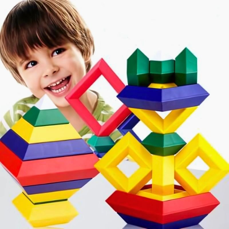 jeu de construction enfant heureux avec ses blocs empilables