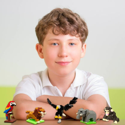 un-garçon-fier-devant-ses-figurines-d'animaux