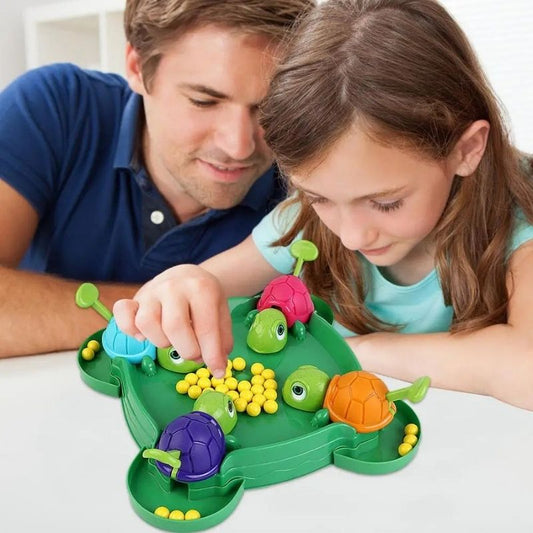 un père et sa fille jouent à un jeu vert avec billes