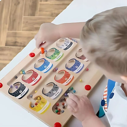 un-petit-garçon-joue-au-jeu-de-tri-des-couleurs