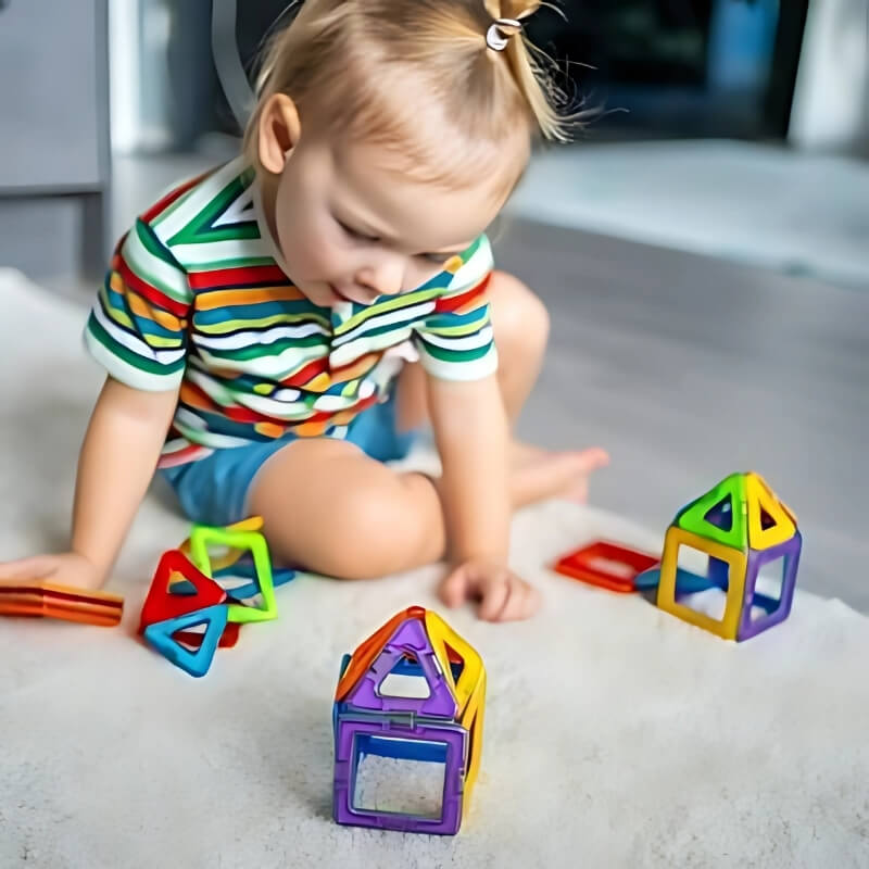 une-petite-fille-construit-des-maisons-avec-ses-blocs-magnétiques