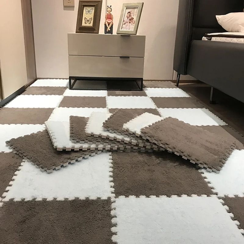 jolie chambre avec tapis puzzle blanc et brun duveté