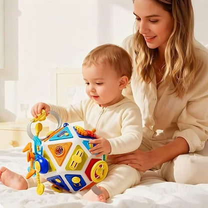 jouet bébé 1 an maman joue avec bébé balle d'activité colorée