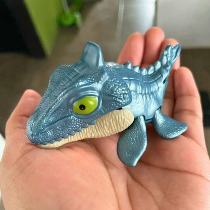 jouet dinosaure petite figurine colorée tenant dans une main