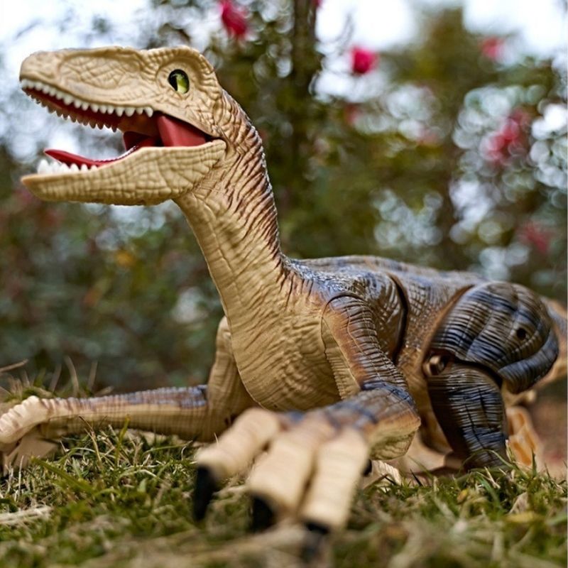 jouet dinosaure raptor dans la jungle la gueule ouverte