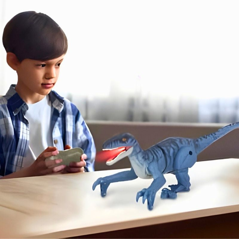 jouet dinosaure télécommandé amuse un enfant de 10 ans