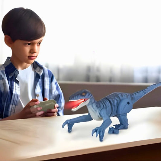 jouet dinosaure télécommandé amuse un enfant de 10 ans